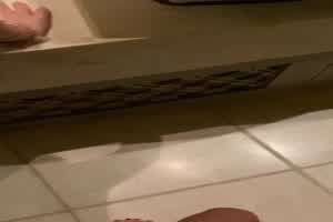 在厕所跟女友打炮很刺激  背景图片