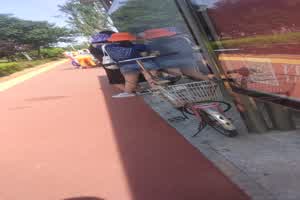 飞机侠勇者无畏直面女大生狂撸表现情欲满溢  背景图片