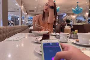 约会时在餐厅使用远控跳蛋看女友忍住高潮不叫的样子真的超爽！  背景图片