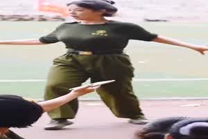 开学季车军训大瓜，湖北帅气教官与班花  背景图片