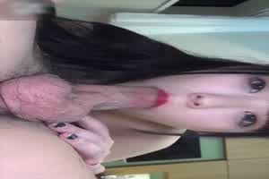 超高颜值小姐姐一口含住鸡巴上位  背景图片