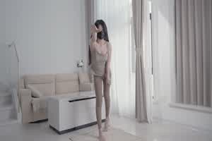 of自购香菜最新免费版-妈妈用身体替儿子赔罪，脚模妈妈单身久了，看到儿子同学的大鸡巴刚好忍不住想吃  背景图片