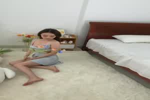 高颜值睡裙女神私拍，被劝说脱下外套拍裸体，身材极品  背景图片