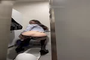 看上的美女就跟着进厕所偷拍了  背景图片