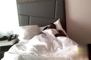 淫荡少女渴望巧克力巨棒，把无毛小穴都干到快合不起来了  背景图片