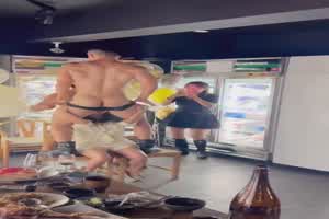 真尼玛小刀划屁股，开了眼  背景图片