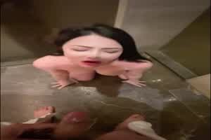 地上的母狗爱鸡巴  背景图片