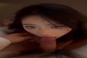 大眼正妹吃鸡巴  背景图片