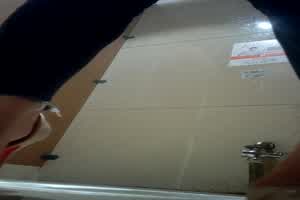 厕所偷拍来看紧身牛仔裤小姐姐来尿尿  背景图片