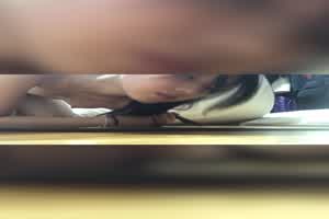 舔地板先！小情侣党情趣前置作业，外流个客厅性爱视频  背景图片