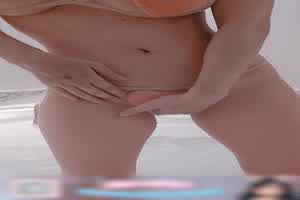 日本女生被抓奶鸳鸯浴大战  背景图片