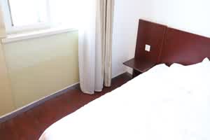 清纯牛仔热裤少女挠玩她白袜玉足  背景图片