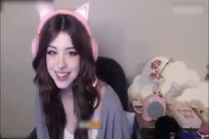 网曝门 Hannah owo吃鸡、自慰视频流出!  背景图片