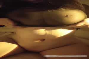 不穿内衣大胸就显露的好明显怎么办  背景图片