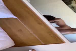 小骚逼大中午就喊我来泄火  背景图片