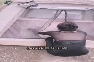 野战偷情，最后老公打电话来被察觉  背景图片