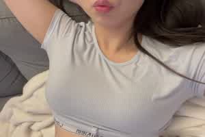 刚运动完充满汗液的胸部  背景图片