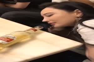 如果你看到这样的女人，请好好对她，因为她可能什么姿势都会  背景图片