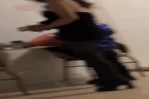 门事件 山东青岛 又一极品妈妈带着儿子出来卖  背景图片