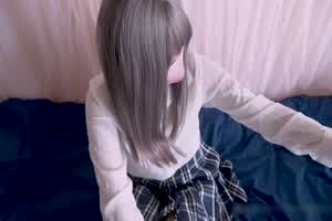 saku_j-JK足交手撸，他说想射内裤上，内裤包裹着鸡巴录射，然后我拿着带有精液的内裤自慰  背景图片