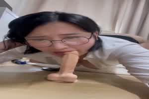 公司的眼镜ol小妹看似清纯私底下是个骚妹  背景图片