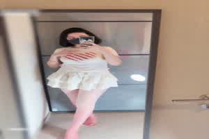 抖音网红反差母狗『奶咪 Naimi』 粉红丝袜牛奶糖裸舞 粉穴肛塞求操  背景图片