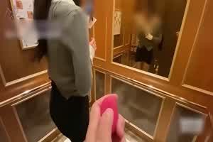 空姐母狗，一米二大长腿电梯跳弹，外表端庄靓丽酒店跪舔求操  背景图片