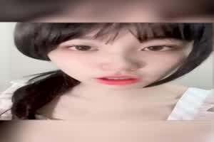 这种女孩子到底是哪个吊毛再谈？大方又自信，颜值又高。  背景图片