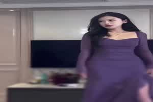 【穷女神富人精盆】鸡巴塞满嫩穴，敏感逼都给操肿了  背景图片