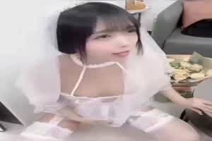 可爱的小萝莉穿上婚纱后瞬间美爆,看呆了!  背景图片