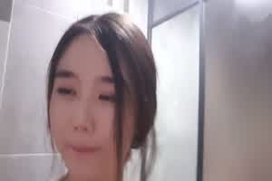 正妹手机自拍洗澡画面，还不忘抠一下小穴流出蜜汁  背景图片