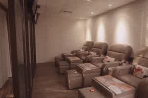 清纯女孩到按摩店放松被男技师哄骗揉胸抠逼  背景图片