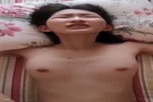 年纪不大，逼毛超浓密的大一女友  背景图片