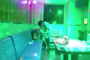 私人选妃KTV，扒光衣服激情热舞，任意挑选兄弟包厢比拼  背景图片