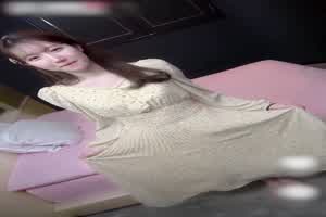 91大神 甜美女孩在床上也是淫荡  背景图片