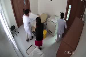 【妇科门诊监控偷拍】红裙子美女做妇检,看到男医生进来后浑身不自在,让男医生能不能先出去一下  背景图片