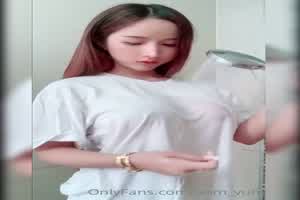 好想和极品混血网红yumi一起洗澡  背景图片