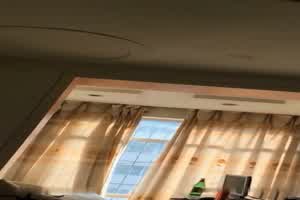 很久没见面的异地情侣下完火车回去掀开裙子就开操,憋坏了，掰开双腿看着自己被插,趴在屁股上狠狠射  背景图片