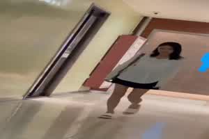 厕拍大神大胆拍摄各类极品气质美鲍，发现小姐姐在厕所扣洗骚穴  背景图片