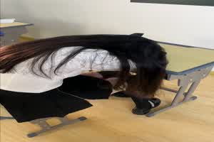 原创 桥本香菜 午睡后学妹在教室自慰  背景图片