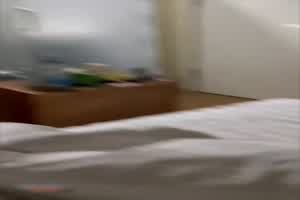 【真实破除】双胞胎兄弟约精神小妹，小妹还不知道两人轮流，大哥先操完发现这女的还是处，说：这个很中啊  背景图片