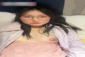 表弟有些害羞，一插就软了。  背景图片