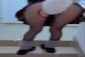 当上楼时看到野生露出母狗  背景图片