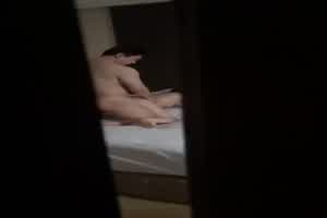 让好兄弟跟我老婆做爱，还给他内射  背景图片