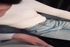 偷情小姨子 牛仔裤一拨开竟然是滑嫩鲍鱼  背景图片