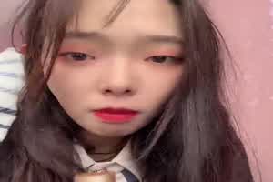 色女舔满满白色液体  背景图片