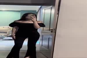 网红小姐姐到大干爹家做3p特殊服务前后都被装满  背景图片