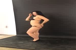 抖音大网红竟然沦为sm小母狗  背景图片