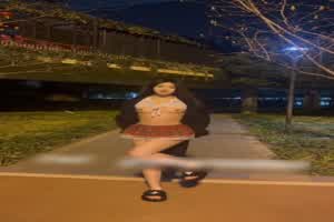 长腿jk马路上漏出拍摄  背景图片