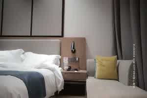 腼腆眼镜小哥1200元单挑气质少妇，搞坏了3个套套也没射  背景图片